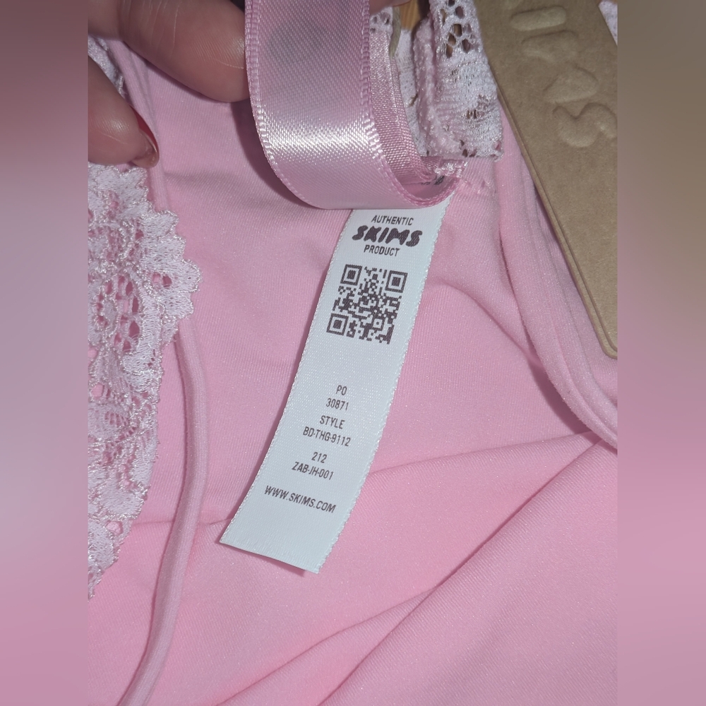 BB1. NWT SKIMS FITS EVERYBODY LACE CAMI BODYSUIT IN BUBBLEGUM TONAL - Picture 8 of 8